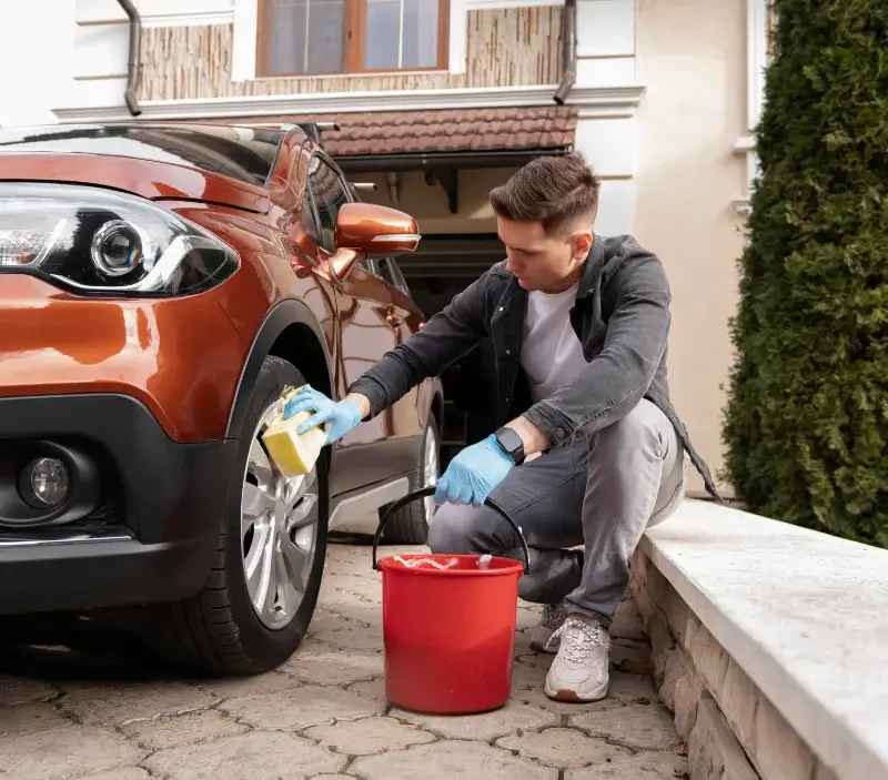 Lavage auto à domicile La Chapelle-Thémer : professionnel intervenant sur un véhicule